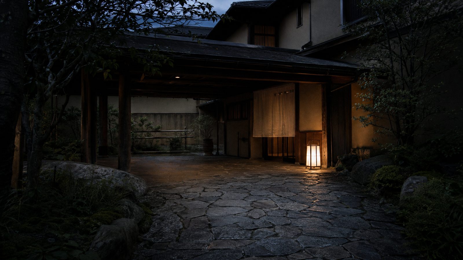 夕刻の旅館の玄関アプローチ
